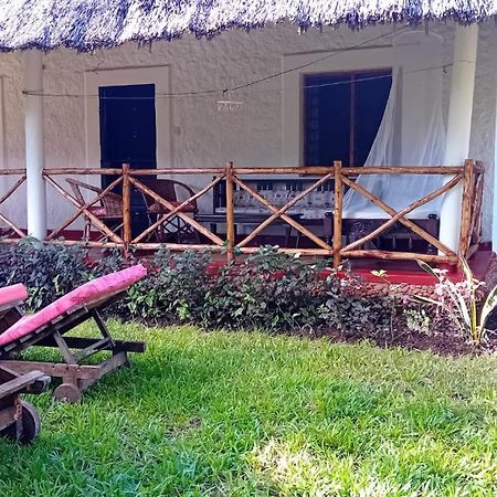Les Datchi Cottages Diani Beach Extérieur photo