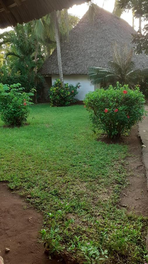 Les Datchi Cottages Diani Beach Extérieur photo