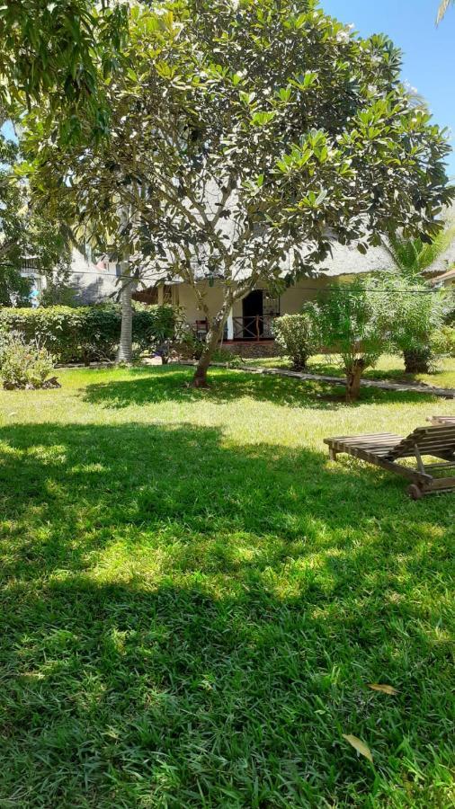 Les Datchi Cottages Diani Beach Extérieur photo