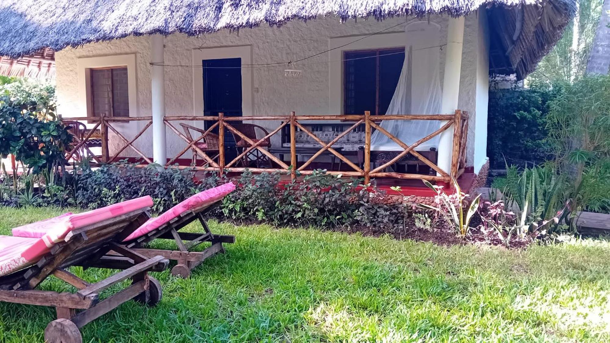 Les Datchi Cottages Diani Beach Extérieur photo
